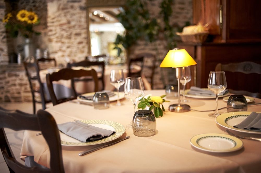 Logis Hotels Le Champalud Restaurant La Citadelle Oree-d'Anjou ภายนอก รูปภาพ